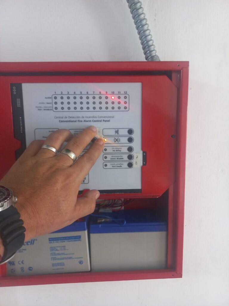 Panel de detección y alarma contra incendios instalado por CAPIMER